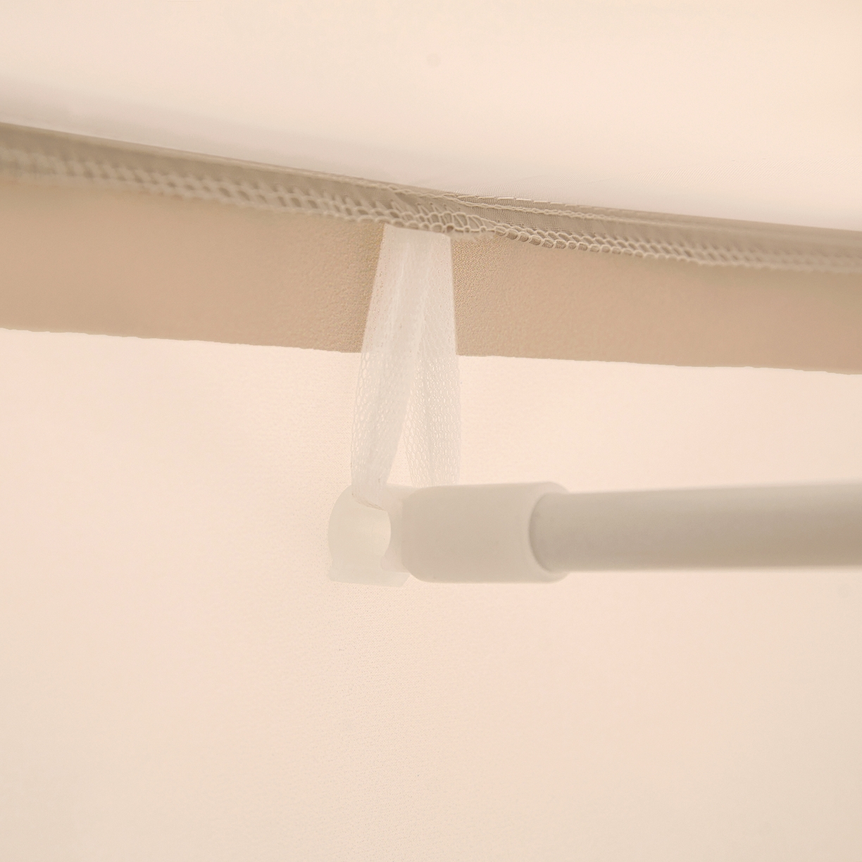 91家纺网 家纺一手货源 找家纺 海虹蚊帐 2026新款2601外穿杆三开U型门一体防尘顶加密纱回底床笠款防摔蚊帐 字母咖