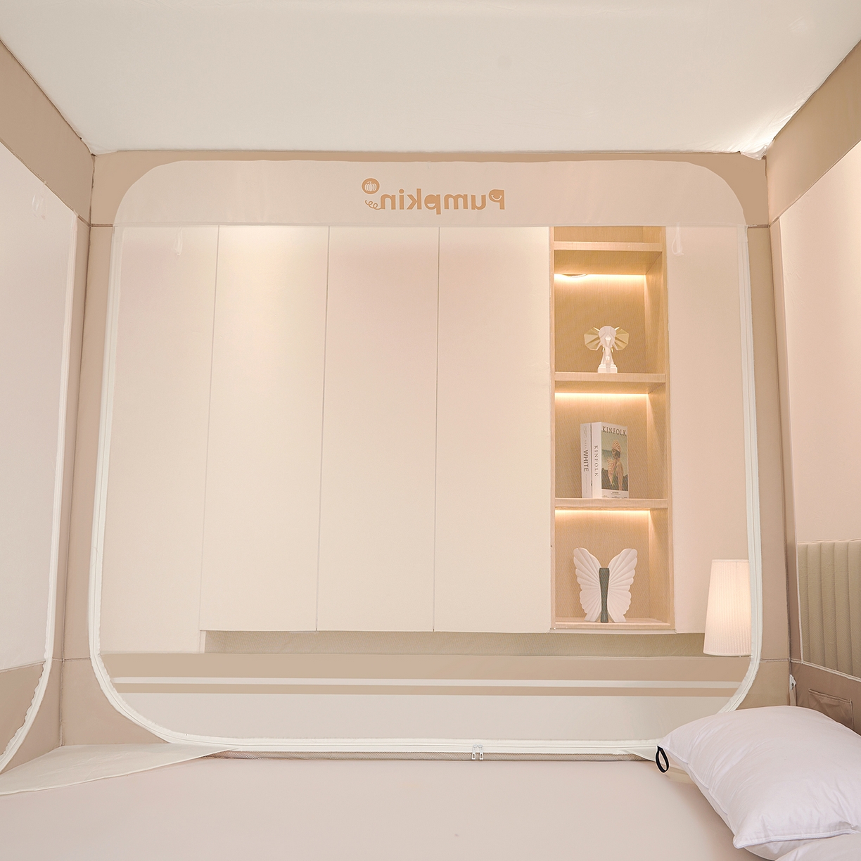 91家纺网 家纺一手货源 找家纺 海虹蚊帐 2026新款2601外穿杆三开U型门一体防尘顶加密纱回底床笠款防摔蚊帐 字母咖