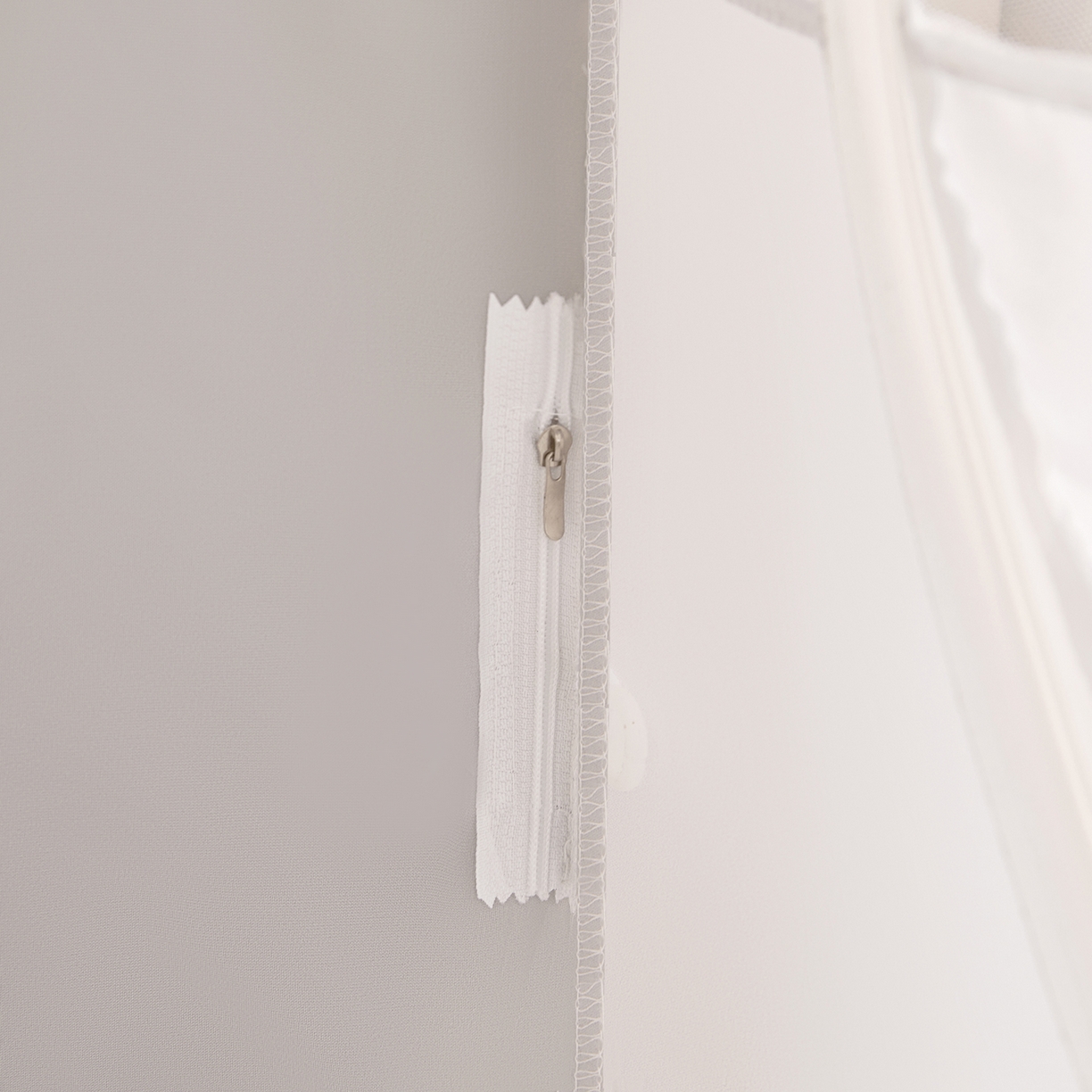 91家纺网 家纺一手货源 找家纺 海虹蚊帐 2026新款2601外穿杆三开U型门一体防尘顶加密纱回底床笠款防摔蚊帐 字母灰