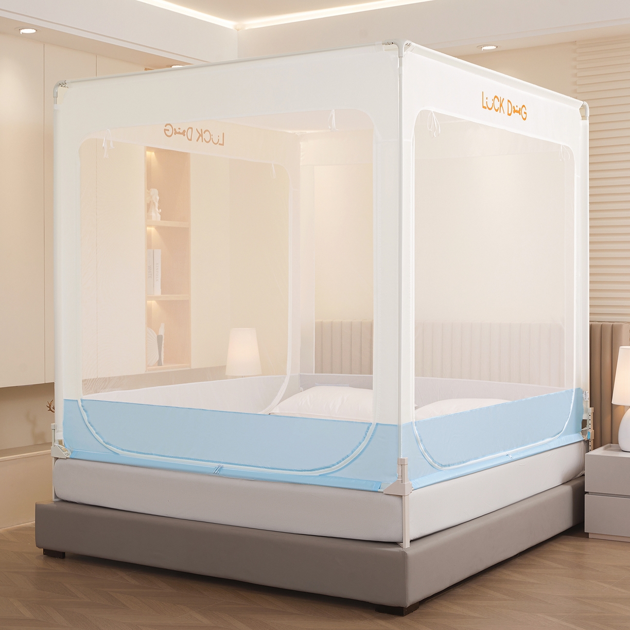 91家纺网 家纺一手货源 找家纺 海虹蚊帐 2026新款2601外穿杆三开U型门一体防尘顶加密纱回底床笠款防摔蚊帐 幸运蓝