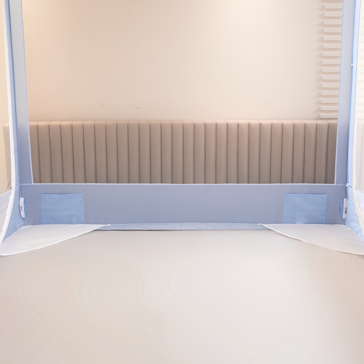 91家纺网 家纺一手货源 找家纺 海虹蚊帐 2026新款2601外穿杆三开U型门一体防尘顶加密纱回底床笠款防摔蚊帐 彩虹蓝