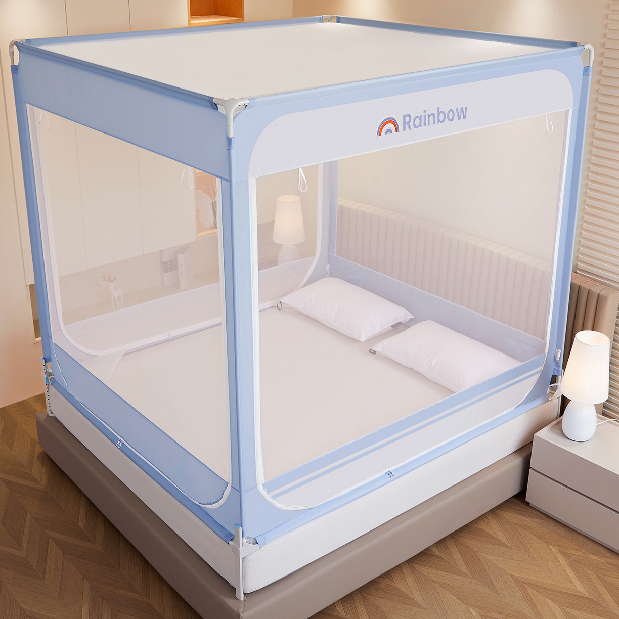 91家纺网 家纺一手货源 找家纺 海虹蚊帐 2026新款2601外穿杆三开U型门一体防尘顶加密纱回底床笠款防摔蚊帐 彩虹蓝