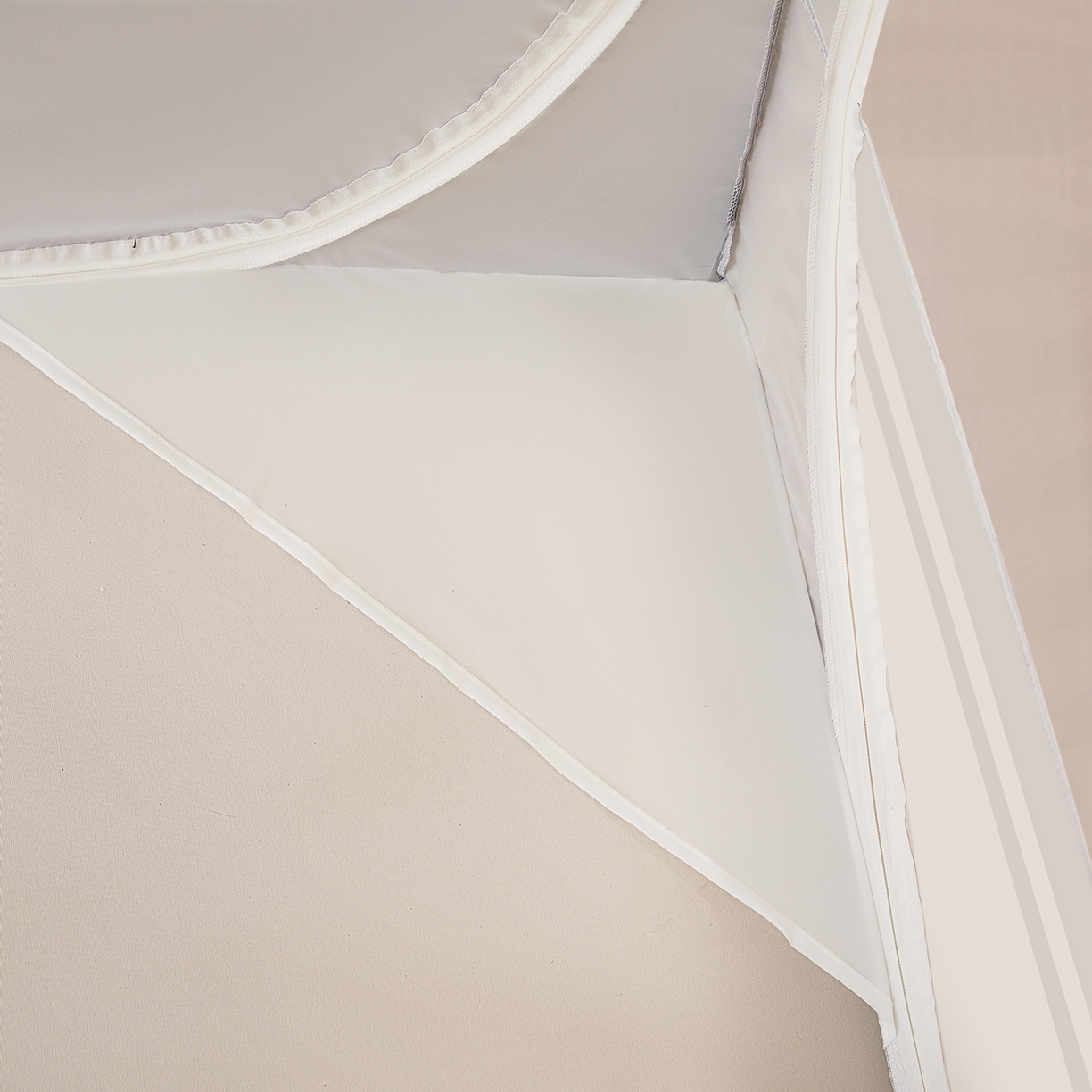 91家纺网 家纺一手货源 找家纺 海虹蚊帐 2026新款2601外穿杆三开U型门一体防尘顶加密纱回底床笠款防摔蚊帐 字母灰