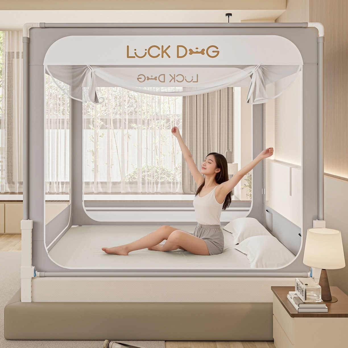 91家纺网 家纺一手货源 找家纺 海虹蚊帐 2026新款2601外穿杆三开U型门一体防尘顶加密纱回底床笠款防摔蚊帐 字母灰