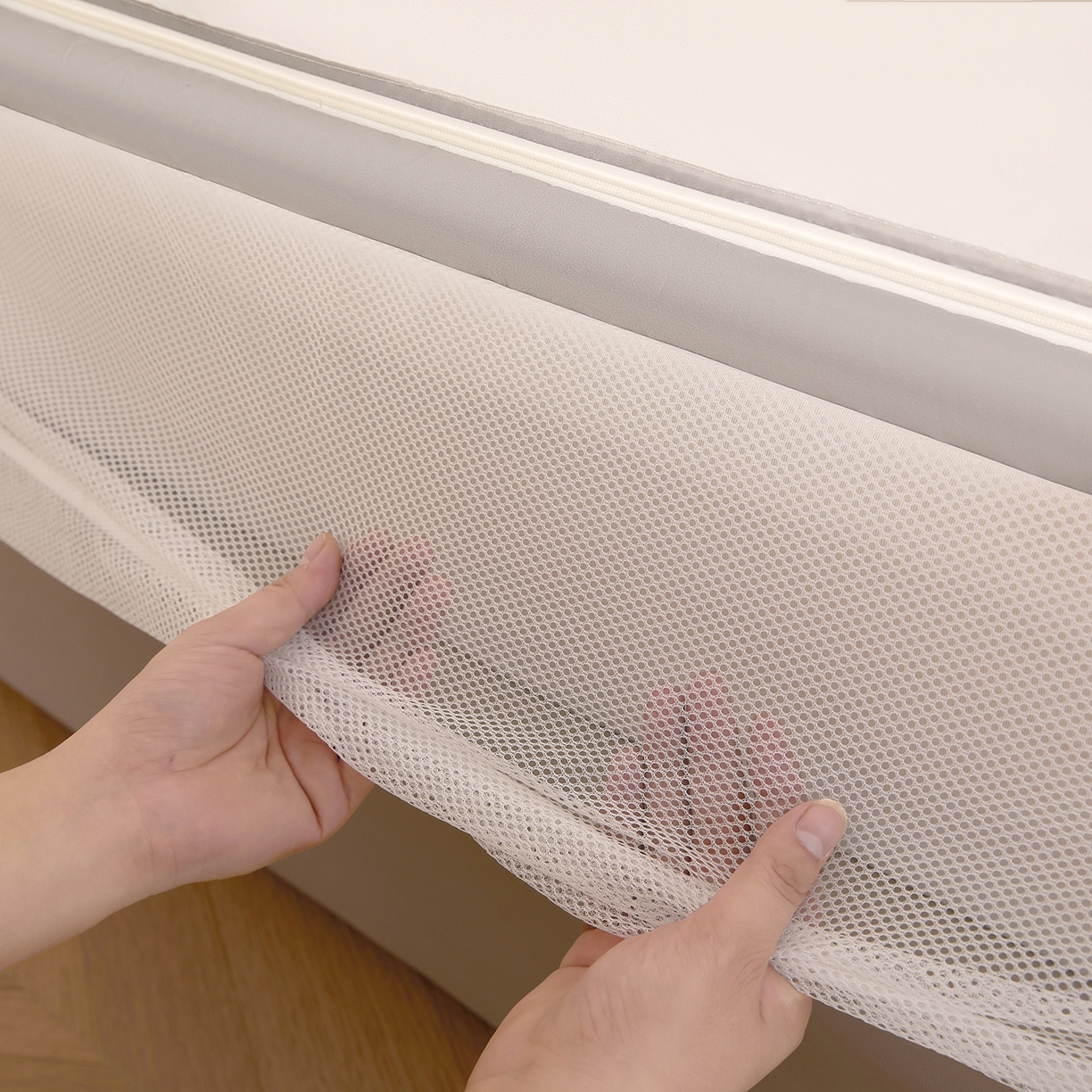 91家纺网 家纺一手货源 找家纺 海虹蚊帐 2026新款2601外穿杆三开U型门一体防尘顶加密纱回底床笠款防摔蚊帐 字母灰