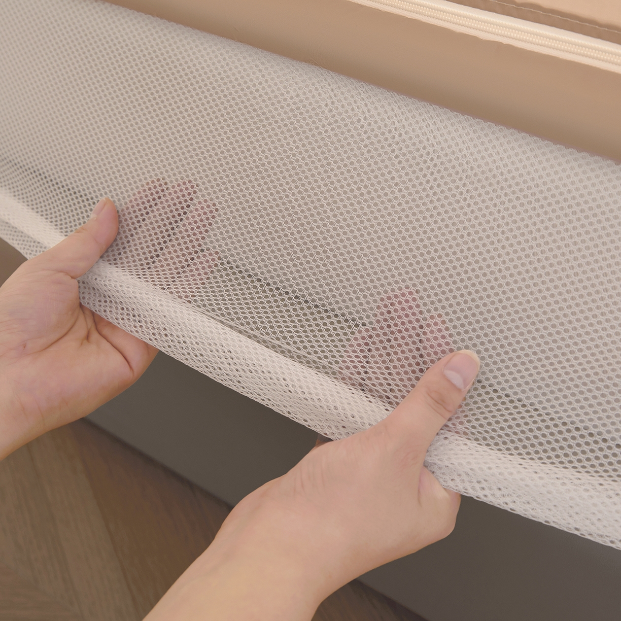 91家纺网 家纺一手货源 找家纺 海虹蚊帐 2026新款2601外穿杆三开U型门一体防尘顶加密纱回底床笠款防摔蚊帐 字母咖