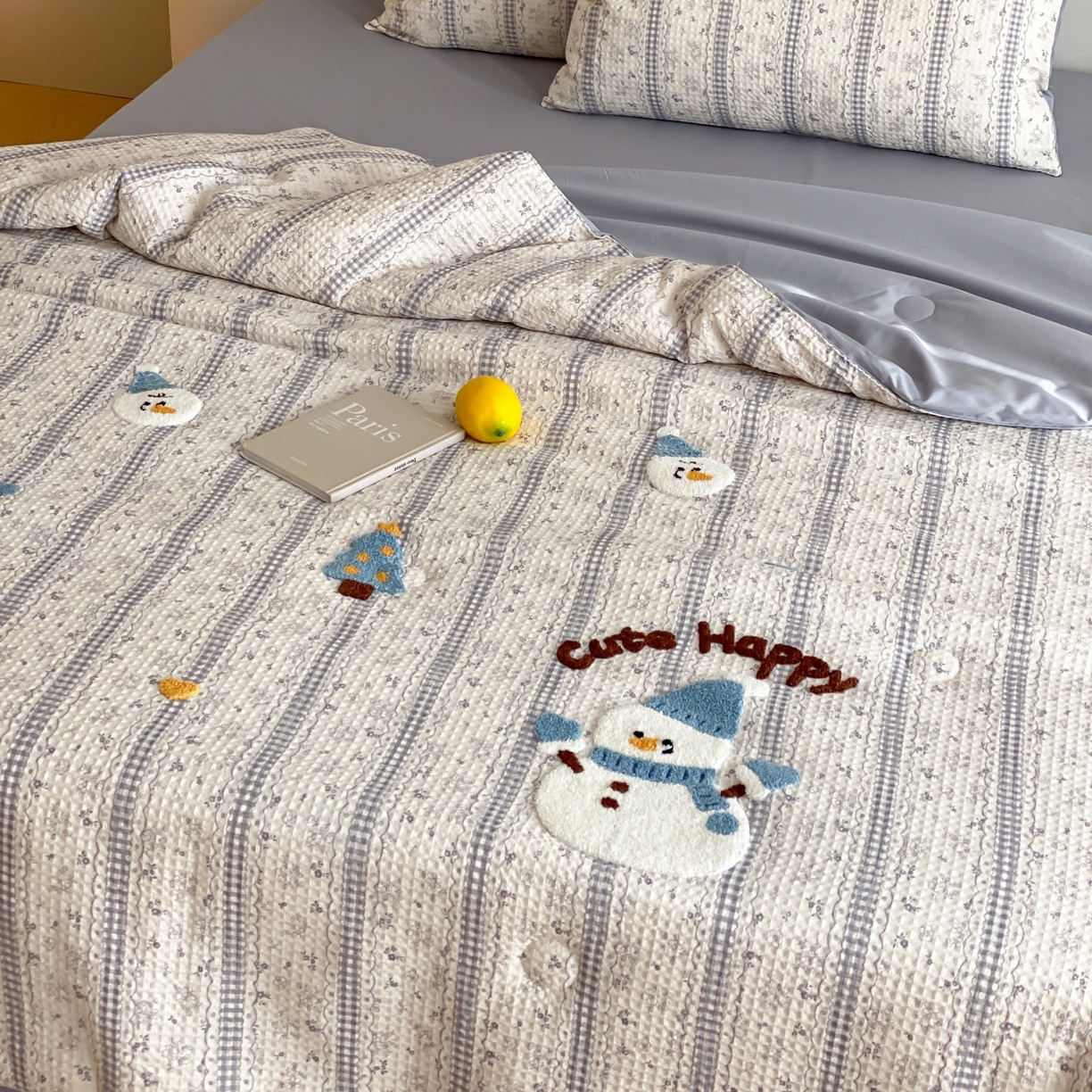 91家纺网 家纺一手货源 找家纺 鸣升家纺 2026新款a类全棉华夫格贴布绣全棉夏被四件套空调被芯夏凉被棉花被 乐天雪人