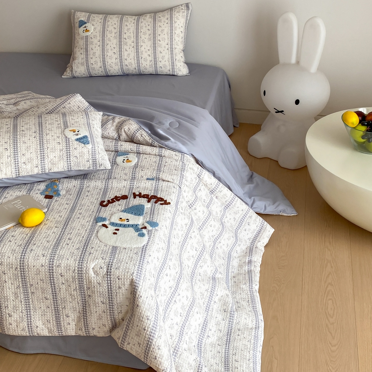 91家纺网 家纺一手货源 找家纺 鸣升家纺 2026新款a类全棉华夫格贴布绣全棉夏被四件套空调被芯夏凉被棉花被 乐天雪人