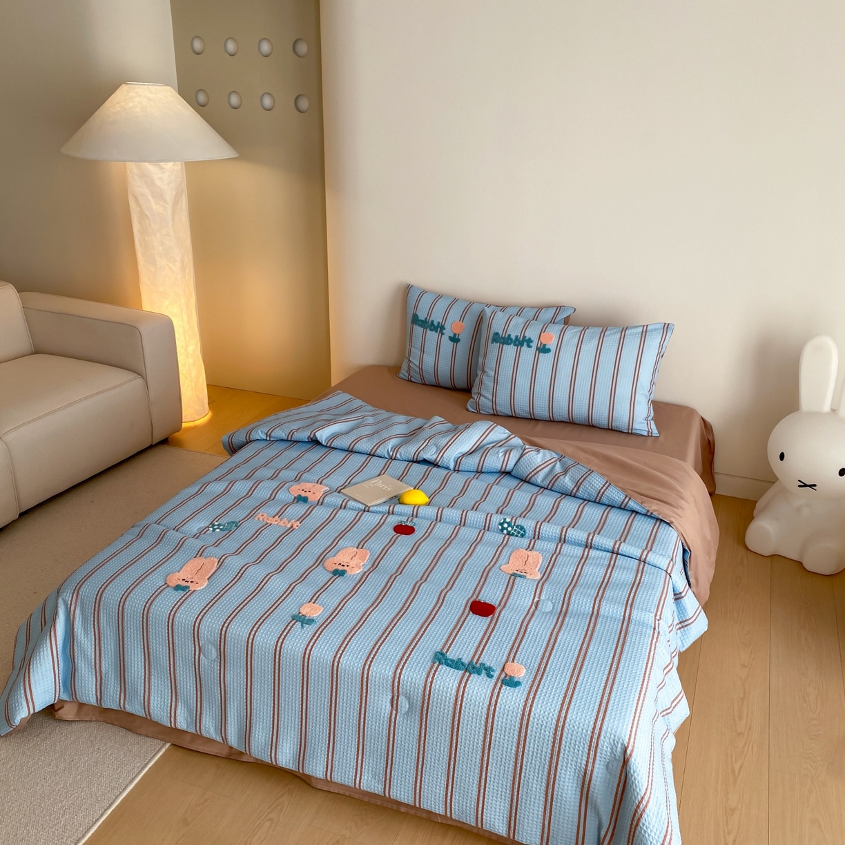 91家纺网 家纺一手货源 找家纺 鸣升家纺 2026新款a类全棉华夫格贴布绣全棉夏被四件套空调被芯夏凉被棉花被 平安兔