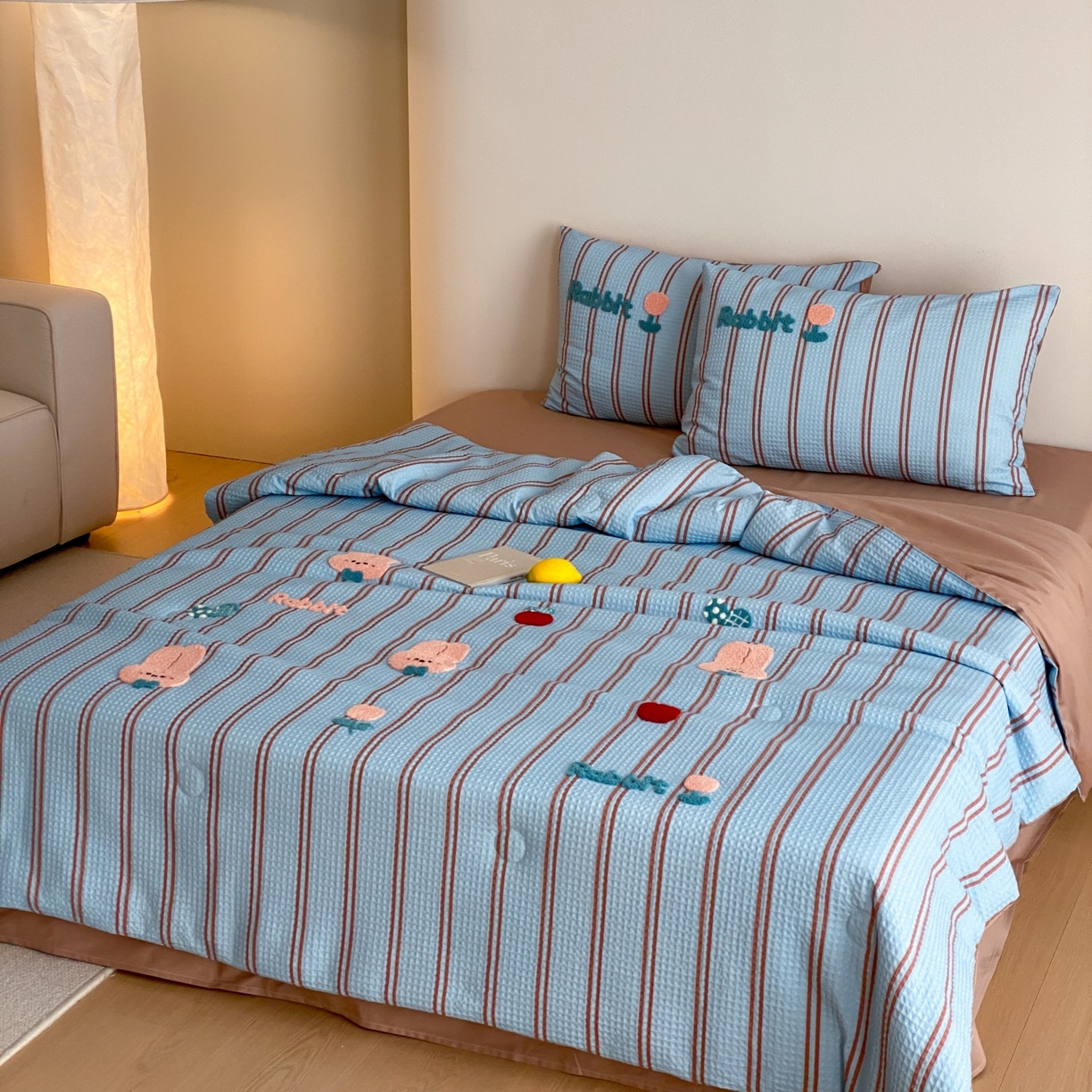 91家纺网 家纺一手货源 找家纺 鸣升家纺 2026新款a类全棉华夫格贴布绣全棉夏被四件套空调被芯夏凉被棉花被 平安兔