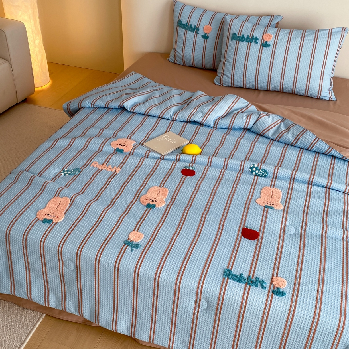 91家纺网 家纺一手货源 找家纺 鸣升家纺 2026新款a类全棉华夫格贴布绣全棉夏被四件套空调被芯夏凉被棉花被 平安兔