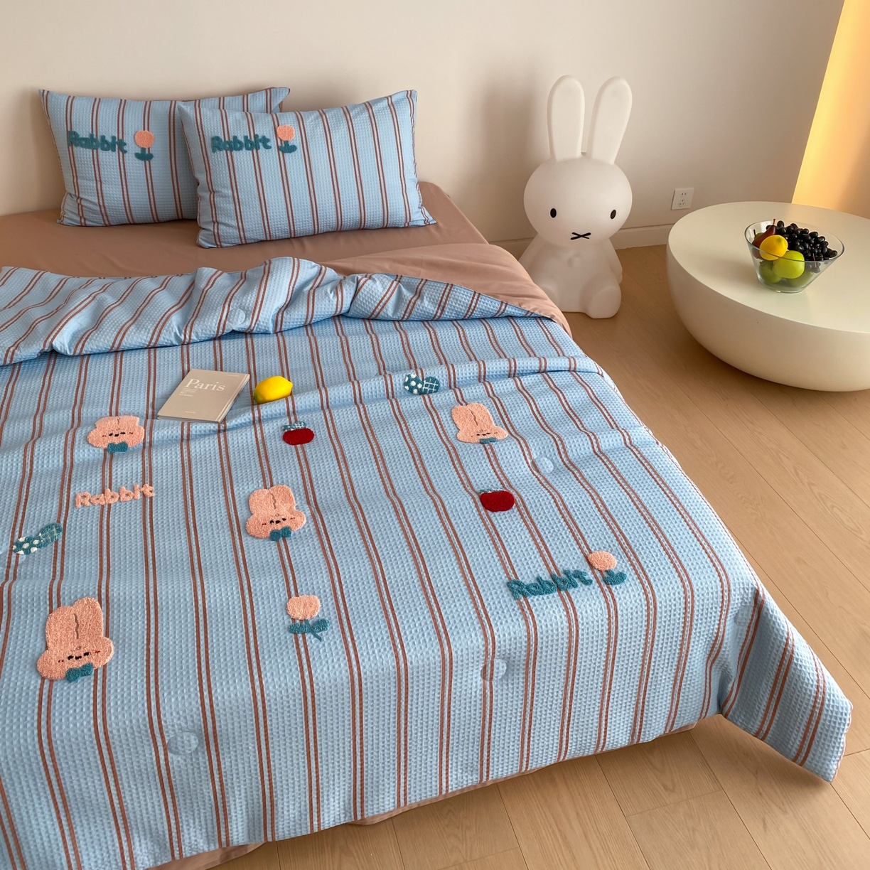 91家纺网 家纺一手货源 找家纺 鸣升家纺 2026新款a类全棉华夫格贴布绣全棉夏被四件套空调被芯夏凉被棉花被 平安兔