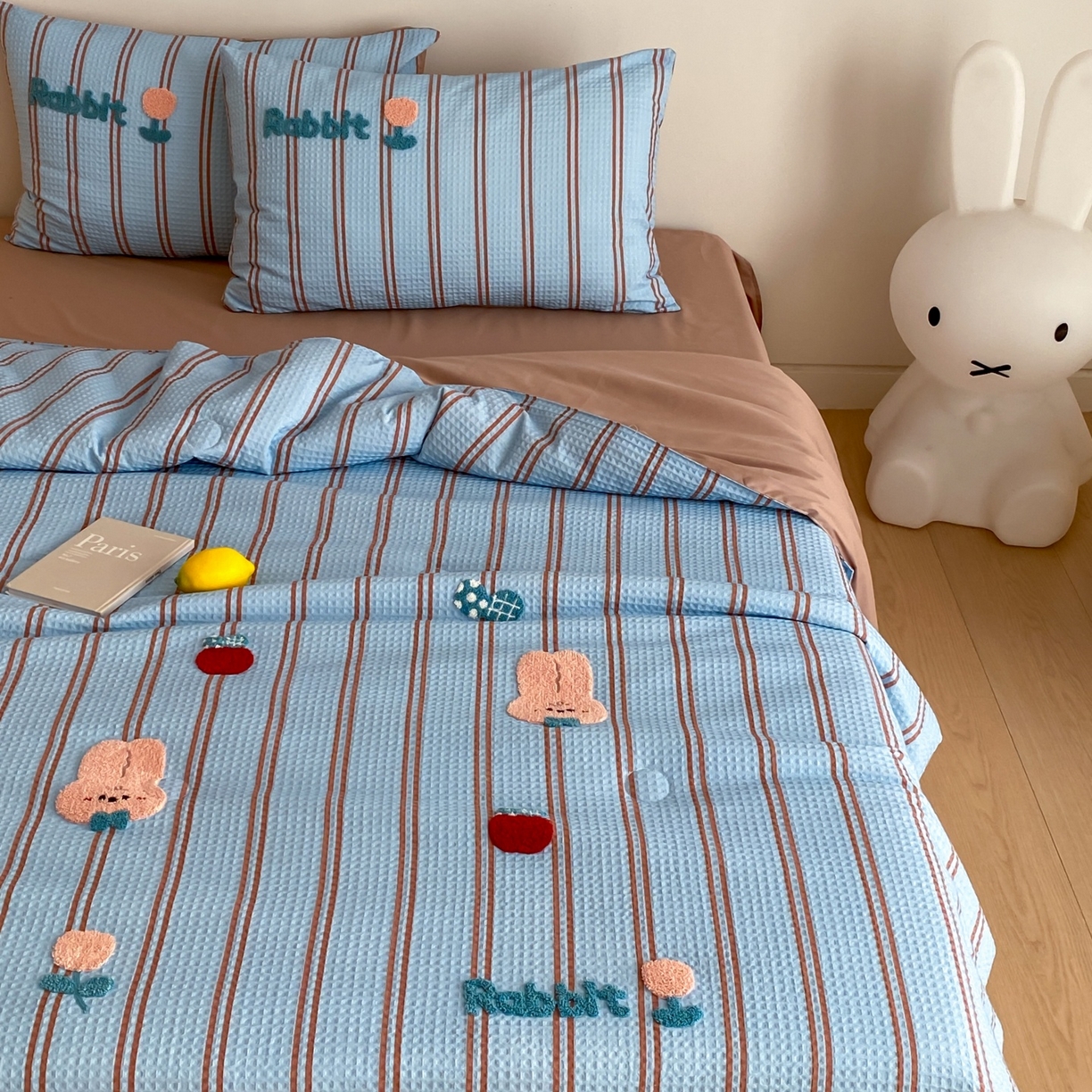 91家纺网 家纺一手货源 找家纺 鸣升家纺 2026新款a类全棉华夫格贴布绣全棉夏被四件套空调被芯夏凉被棉花被 平安兔