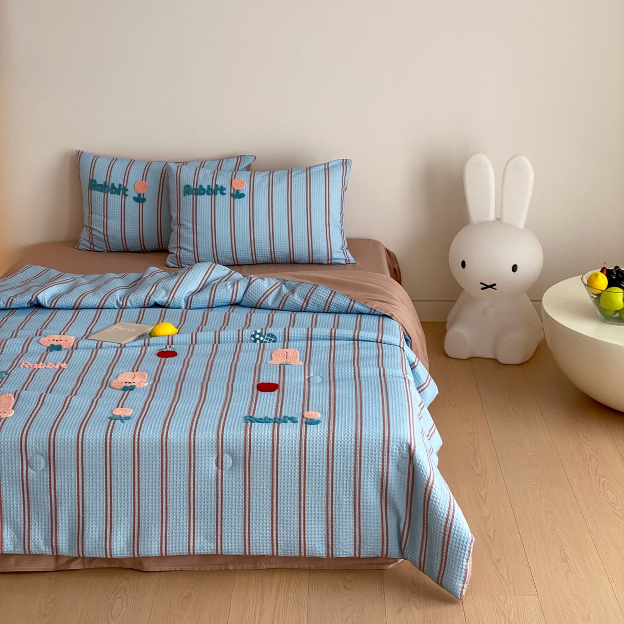 91家纺网 家纺一手货源 找家纺 鸣升家纺 2026新款a类全棉华夫格贴布绣全棉夏被四件套空调被芯夏凉被棉花被 平安兔