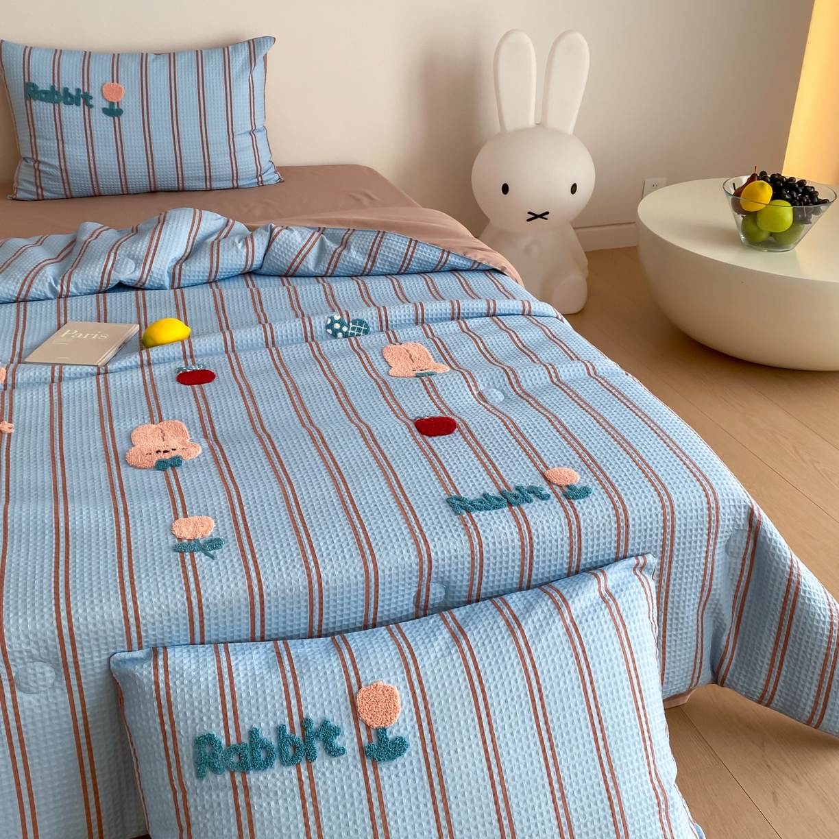 91家纺网 家纺一手货源 找家纺 鸣升家纺 2026新款a类全棉华夫格贴布绣全棉夏被四件套空调被芯夏凉被棉花被 平安兔