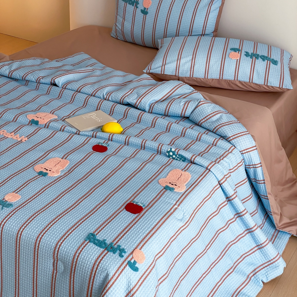 91家纺网 家纺一手货源 找家纺 鸣升家纺 2026新款a类全棉华夫格贴布绣全棉夏被四件套空调被芯夏凉被棉花被 平安兔