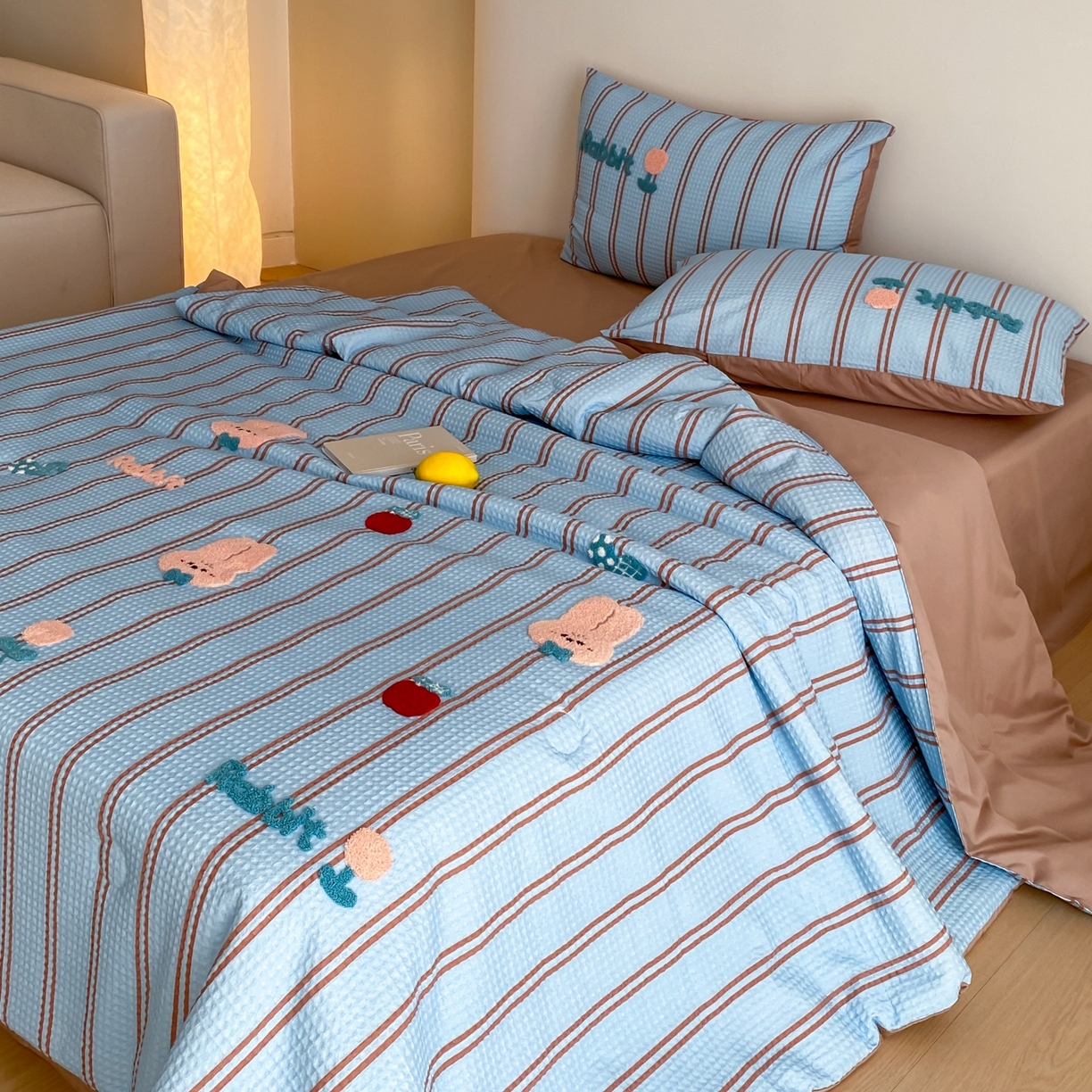 91家纺网 家纺一手货源 找家纺 鸣升家纺 2026新款a类全棉华夫格贴布绣全棉夏被四件套空调被芯夏凉被棉花被 平安兔