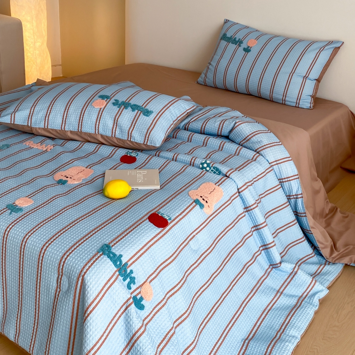 91家纺网 家纺一手货源 找家纺 鸣升家纺 2026新款a类全棉华夫格贴布绣全棉夏被四件套空调被芯夏凉被棉花被 平安兔