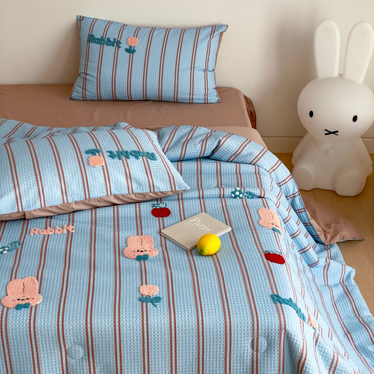 91家纺网 家纺一手货源 找家纺 鸣升家纺 2026新款a类全棉华夫格贴布绣全棉夏被四件套空调被芯夏凉被棉花被 平安兔