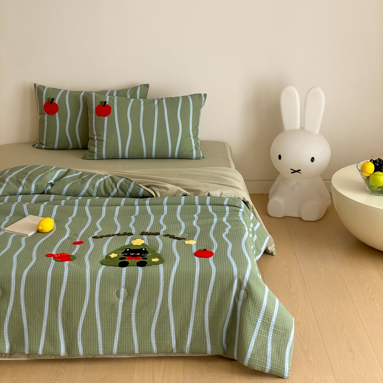 91家纺网 家纺一手货源 找家纺 鸣升家纺 2026新款a类全棉华夫格贴布绣全棉夏被四件套空调被芯夏凉被棉花被 圣诞猫