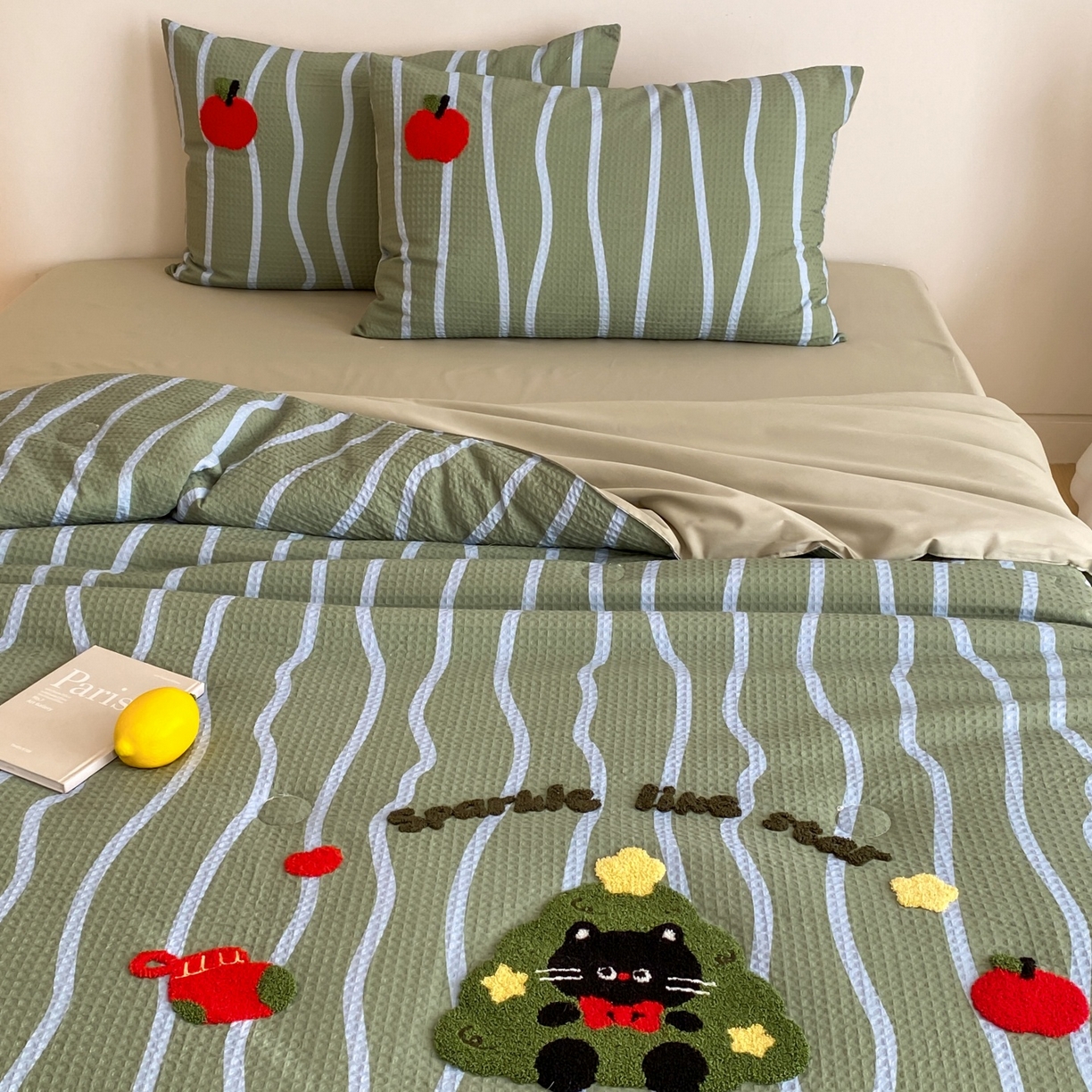 91家纺网 家纺一手货源 找家纺 鸣升家纺 2026新款a类全棉华夫格贴布绣全棉夏被四件套空调被芯夏凉被棉花被 圣诞猫