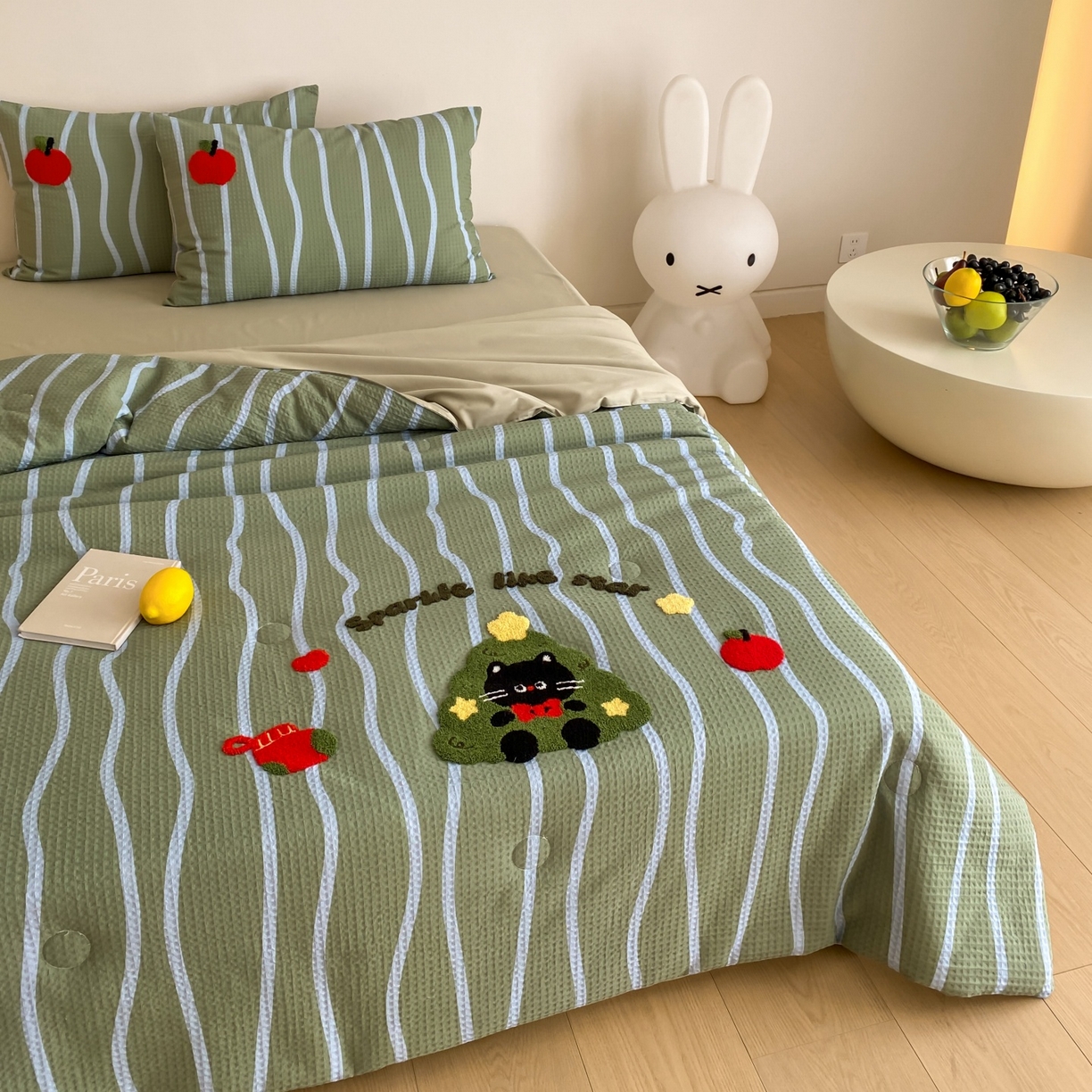 91家纺网 家纺一手货源 找家纺 鸣升家纺 2026新款a类全棉华夫格贴布绣全棉夏被四件套空调被芯夏凉被棉花被 圣诞猫