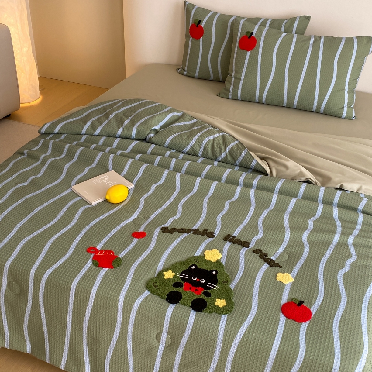 91家纺网 家纺一手货源 找家纺 鸣升家纺 2026新款a类全棉华夫格贴布绣全棉夏被四件套空调被芯夏凉被棉花被 圣诞猫