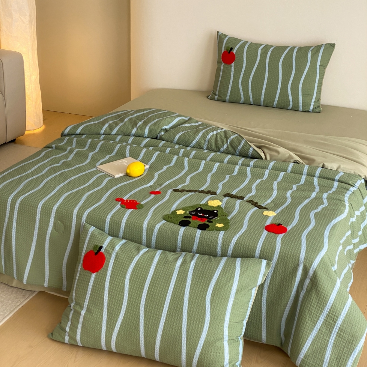 91家纺网 家纺一手货源 找家纺 鸣升家纺 2026新款a类全棉华夫格贴布绣全棉夏被四件套空调被芯夏凉被棉花被 圣诞猫