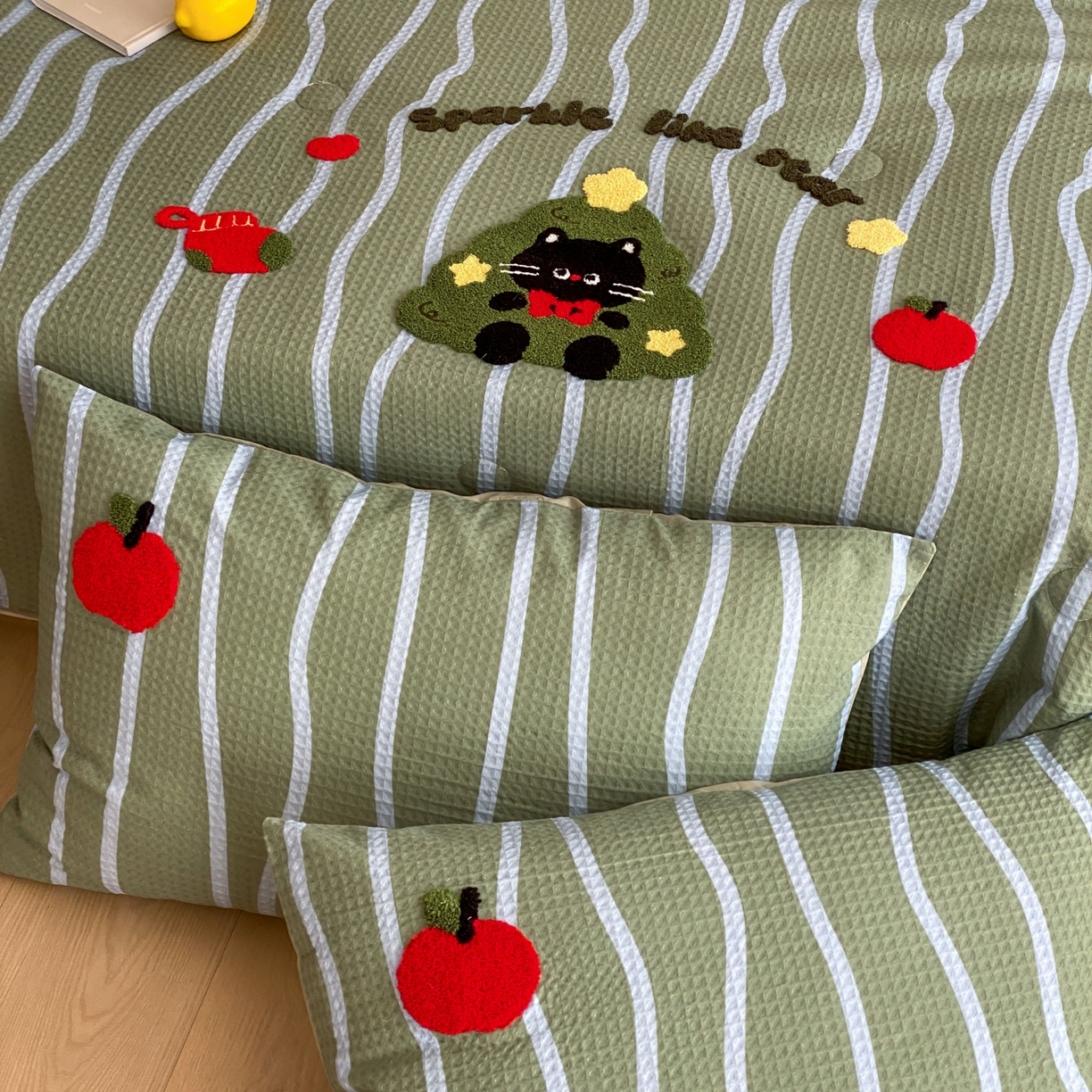 91家纺网 家纺一手货源 找家纺 鸣升家纺 2026新款a类全棉华夫格贴布绣全棉夏被四件套空调被芯夏凉被棉花被 圣诞猫