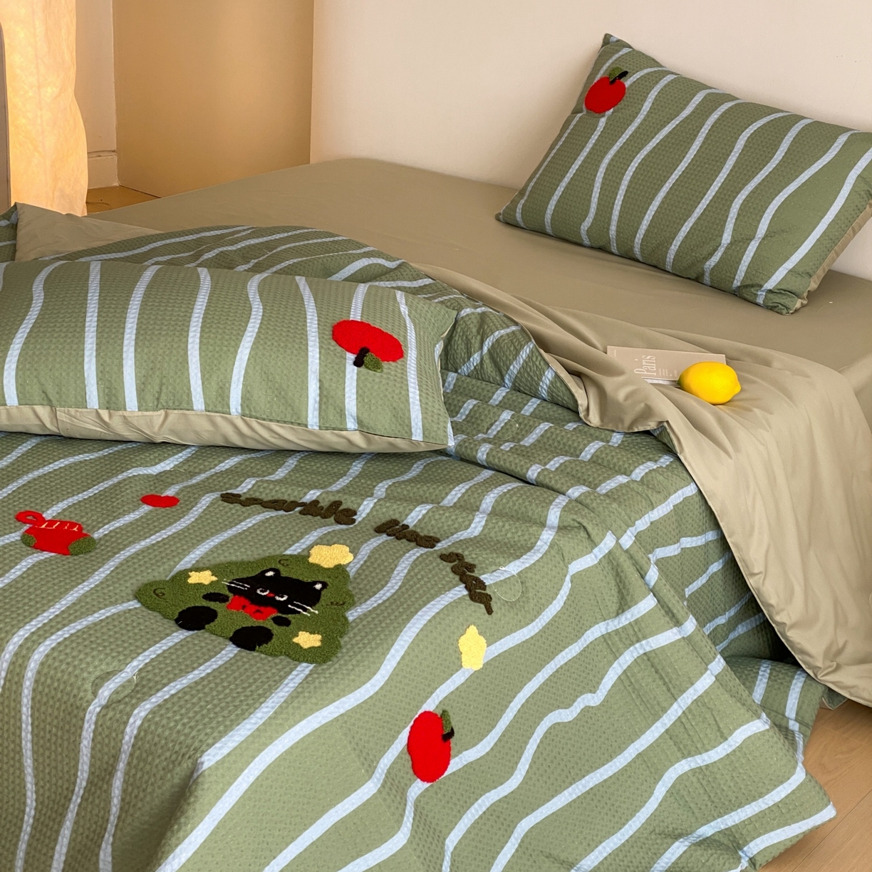 91家纺网 家纺一手货源 找家纺 鸣升家纺 2026新款a类全棉华夫格贴布绣全棉夏被四件套空调被芯夏凉被棉花被 圣诞猫