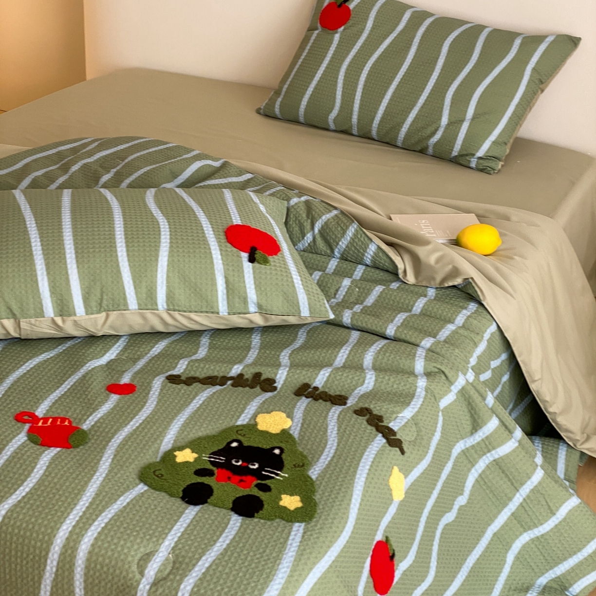 91家纺网 家纺一手货源 找家纺 鸣升家纺 2026新款a类全棉华夫格贴布绣全棉夏被四件套空调被芯夏凉被棉花被 圣诞猫