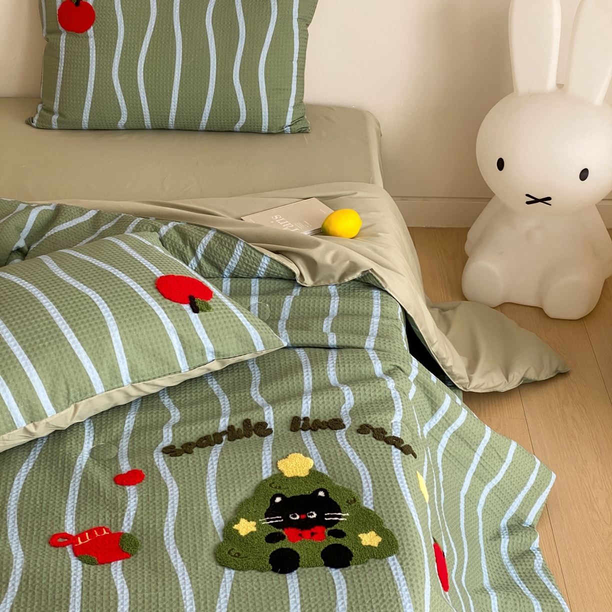 91家纺网 家纺一手货源 找家纺 鸣升家纺 2026新款a类全棉华夫格贴布绣全棉夏被四件套空调被芯夏凉被棉花被 圣诞猫