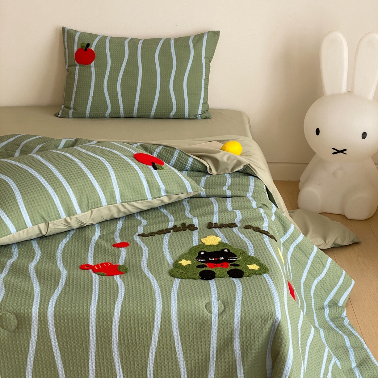 91家纺网 家纺一手货源 找家纺 鸣升家纺 2026新款a类全棉华夫格贴布绣全棉夏被四件套空调被芯夏凉被棉花被 圣诞猫