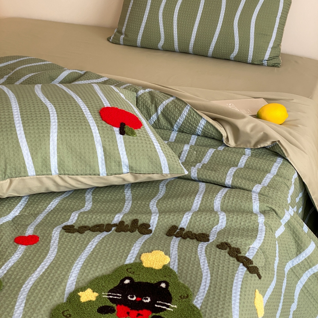 91家纺网 家纺一手货源 找家纺 鸣升家纺 2026新款a类全棉华夫格贴布绣全棉夏被四件套空调被芯夏凉被棉花被 圣诞猫