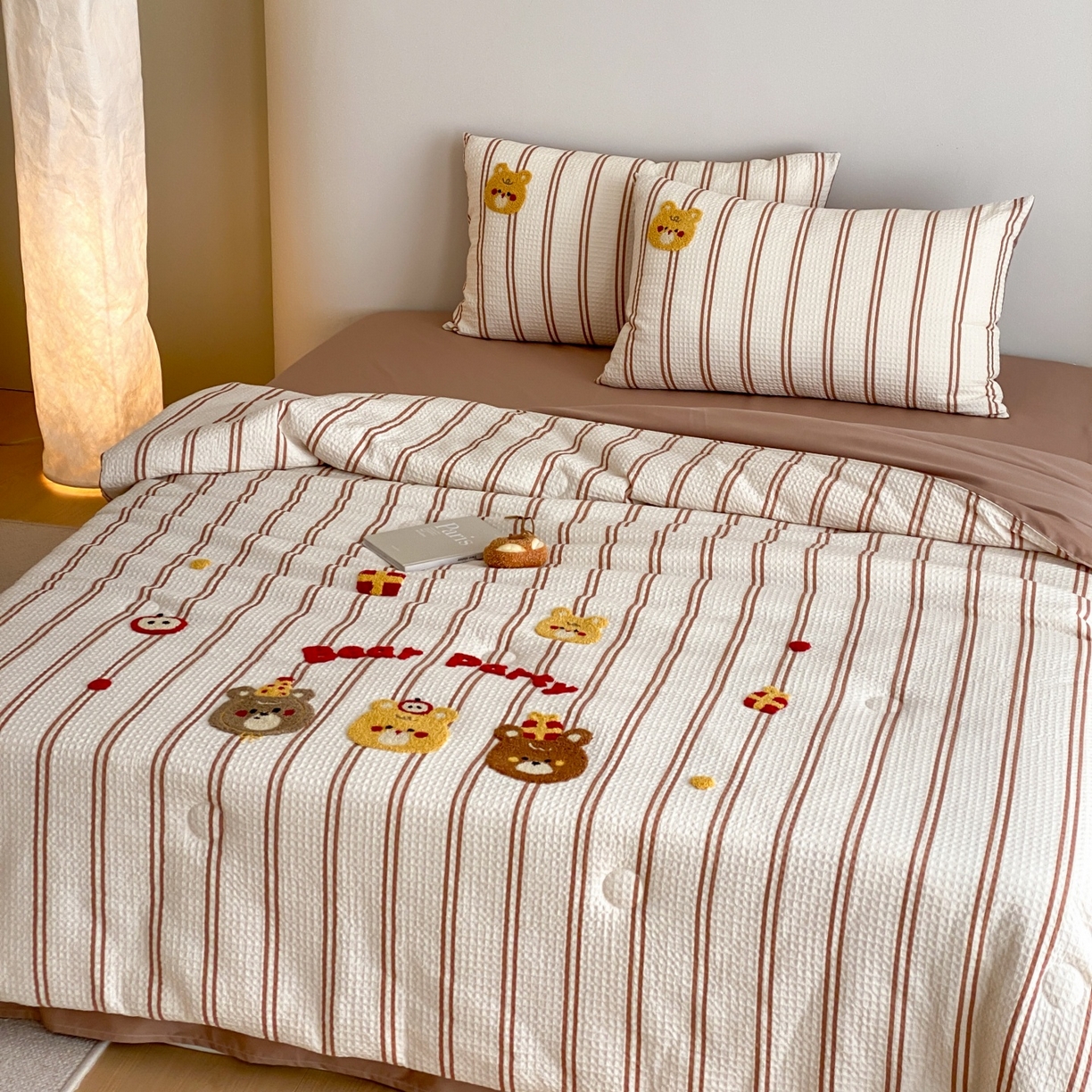 91家纺网 家纺一手货源 找家纺 鸣升家纺 2026新款a类全棉华夫格贴布绣全棉夏被四件套空调被芯夏凉被棉花被 小熊咖条