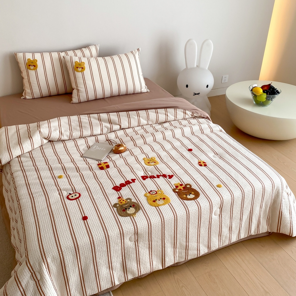 91家纺网 家纺一手货源 找家纺 鸣升家纺 2026新款a类全棉华夫格贴布绣全棉夏被四件套空调被芯夏凉被棉花被 小熊咖条