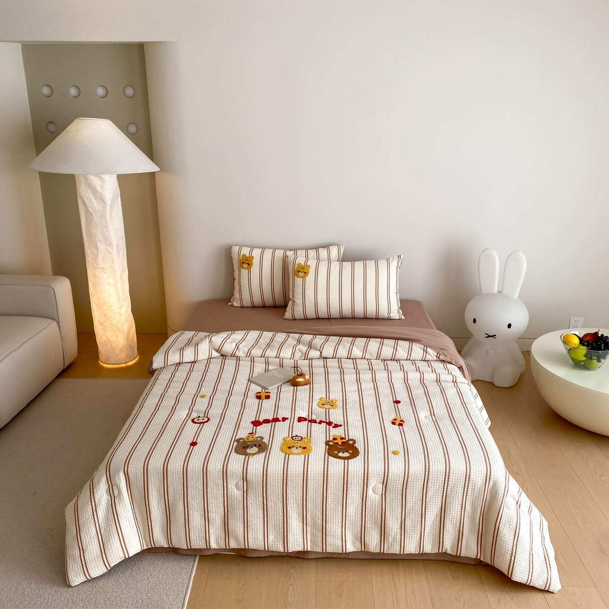 91家纺网 家纺一手货源 找家纺 鸣升家纺 2026新款a类全棉华夫格贴布绣全棉夏被四件套空调被芯夏凉被棉花被 小熊咖条