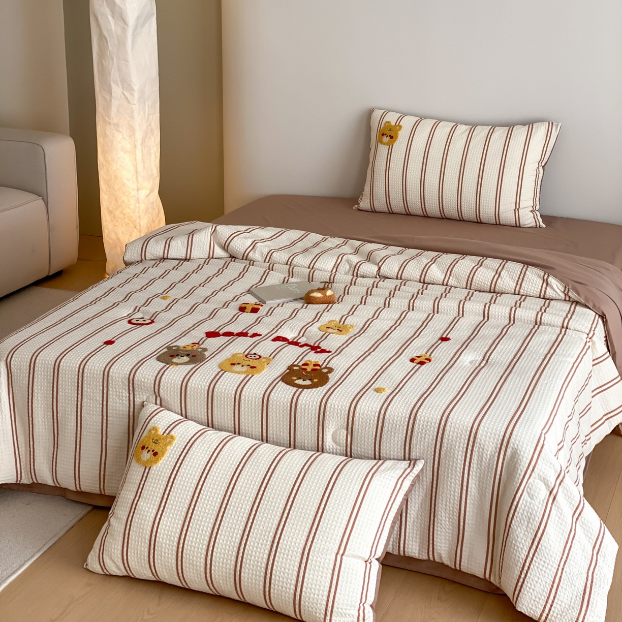 91家纺网 家纺一手货源 找家纺 鸣升家纺 2026新款a类全棉华夫格贴布绣全棉夏被四件套空调被芯夏凉被棉花被 小熊咖条