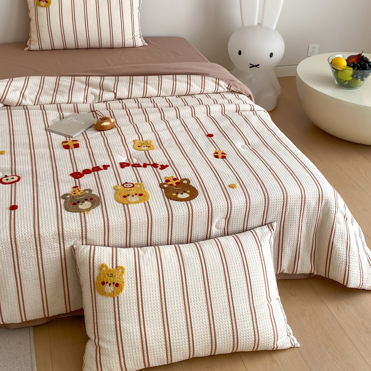 91家纺网 家纺一手货源 找家纺 鸣升家纺 2026新款a类全棉华夫格贴布绣全棉夏被四件套空调被芯夏凉被棉花被 小熊咖条