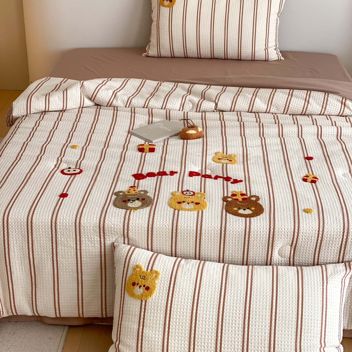 91家纺网 家纺一手货源 找家纺 鸣升家纺 2026新款a类全棉华夫格贴布绣全棉夏被四件套空调被芯夏凉被棉花被 小熊咖条