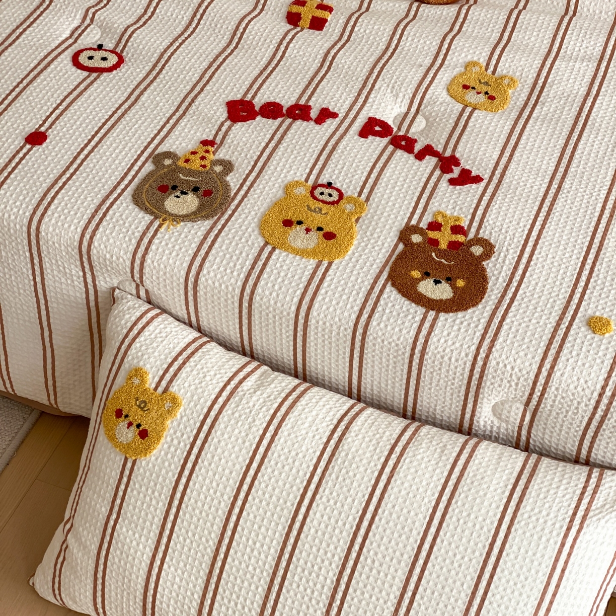 91家纺网 家纺一手货源 找家纺 鸣升家纺 2026新款a类全棉华夫格贴布绣全棉夏被四件套空调被芯夏凉被棉花被 小熊咖条