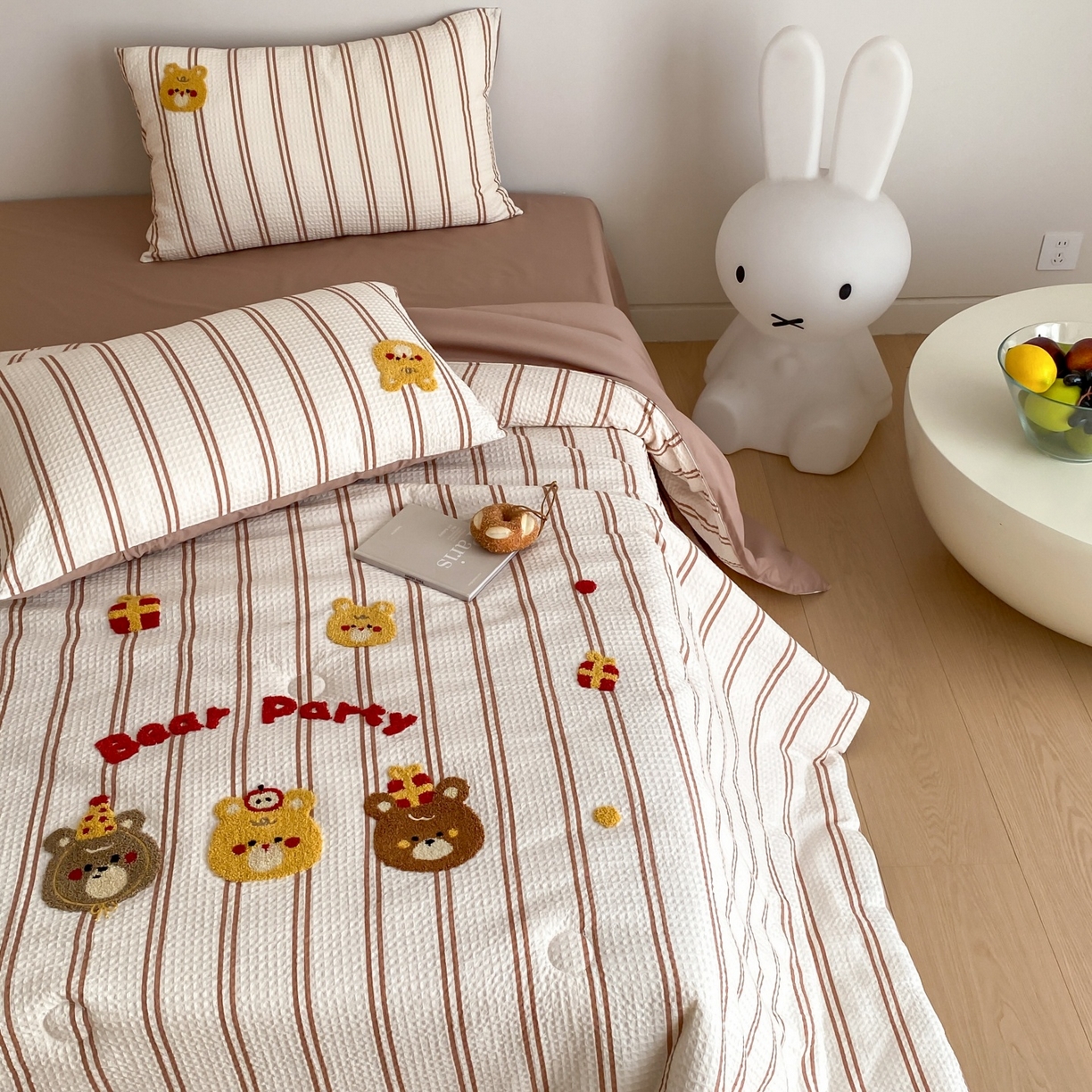 91家纺网 家纺一手货源 找家纺 鸣升家纺 2026新款a类全棉华夫格贴布绣全棉夏被四件套空调被芯夏凉被棉花被 小熊咖条