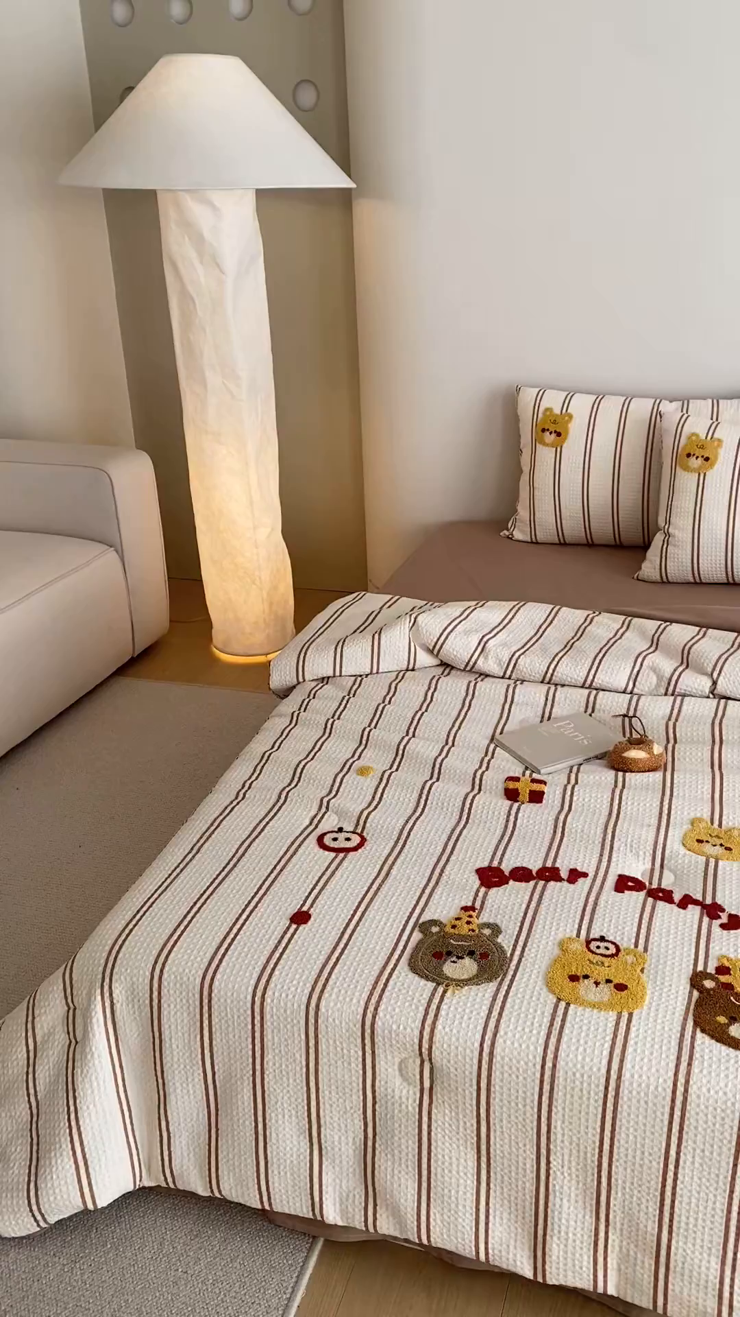 91家纺网 家纺一手货源 找家纺 鸣升家纺 2026新款a类全棉华夫格贴布绣全棉夏被四件套空调被芯夏凉被棉花被 小熊咖条