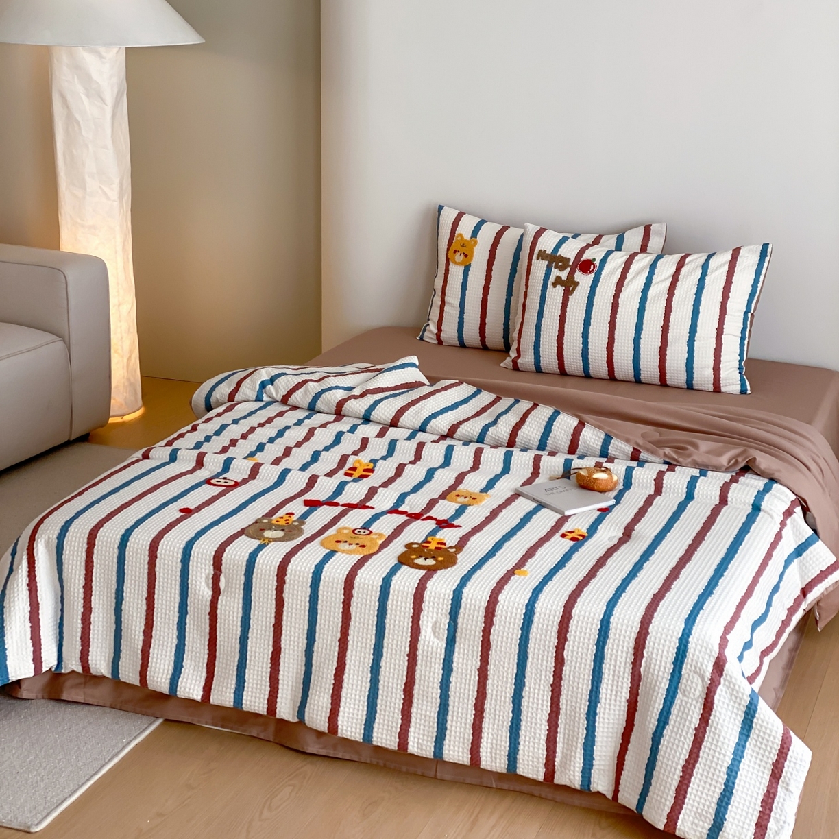 91家纺网 家纺一手货源 找家纺 鸣升家纺 2026新款a类全棉华夫格贴布绣全棉夏被四件套空调被芯夏凉被棉花被 小熊蓝红条