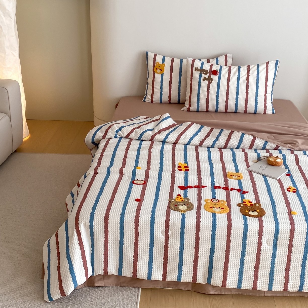 91家纺网 家纺一手货源 找家纺 鸣升家纺 2026新款a类全棉华夫格贴布绣全棉夏被四件套空调被芯夏凉被棉花被 小熊蓝红条