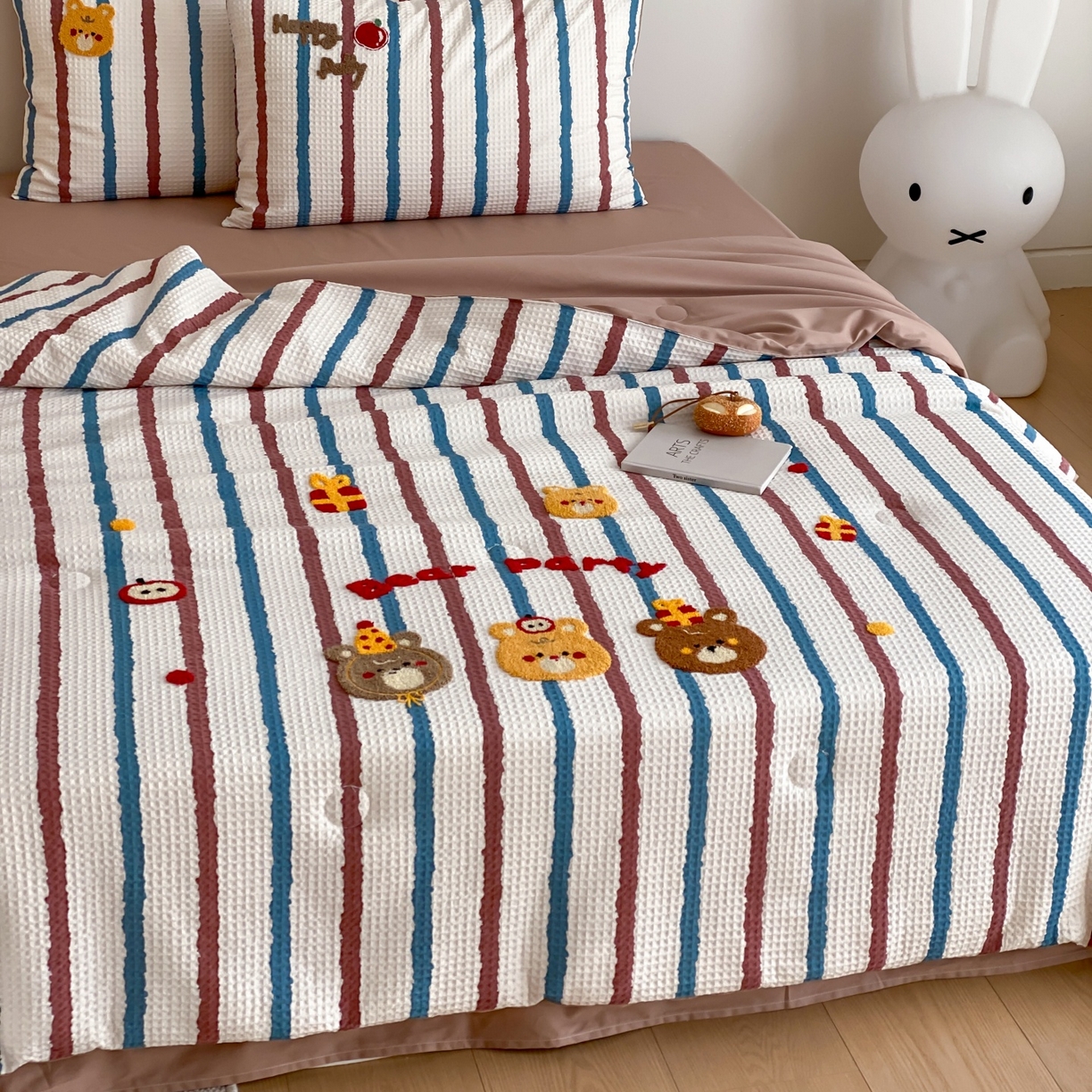 91家纺网 家纺一手货源 找家纺 鸣升家纺 2026新款a类全棉华夫格贴布绣全棉夏被四件套空调被芯夏凉被棉花被 小熊蓝红条