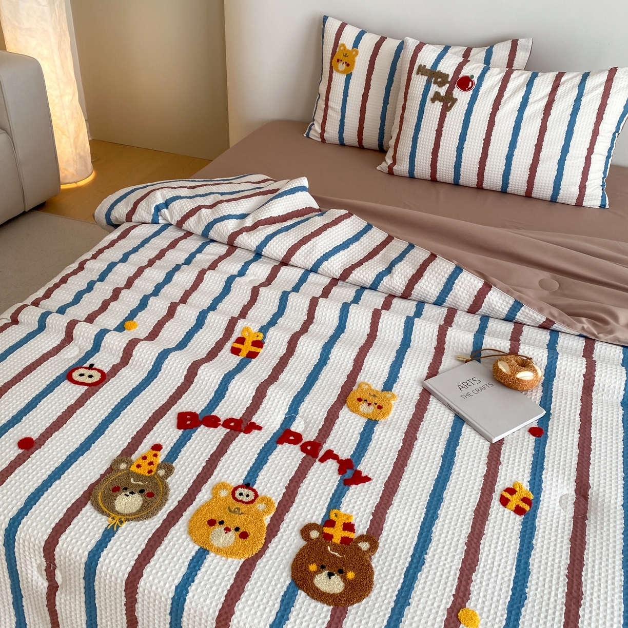 91家纺网 家纺一手货源 找家纺 鸣升家纺 2026新款a类全棉华夫格贴布绣全棉夏被四件套空调被芯夏凉被棉花被 小熊蓝红条