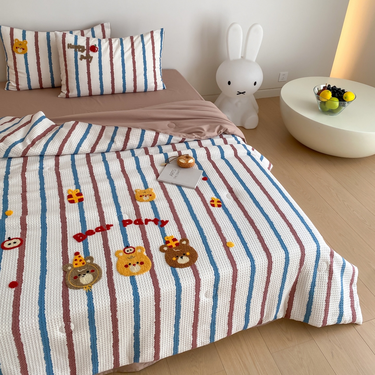 91家纺网 家纺一手货源 找家纺 鸣升家纺 2026新款a类全棉华夫格贴布绣全棉夏被四件套空调被芯夏凉被棉花被 小熊蓝红条