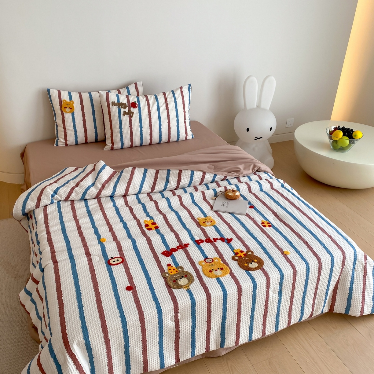 91家纺网 家纺一手货源 找家纺 鸣升家纺 2026新款a类全棉华夫格贴布绣全棉夏被四件套空调被芯夏凉被棉花被 小熊蓝红条