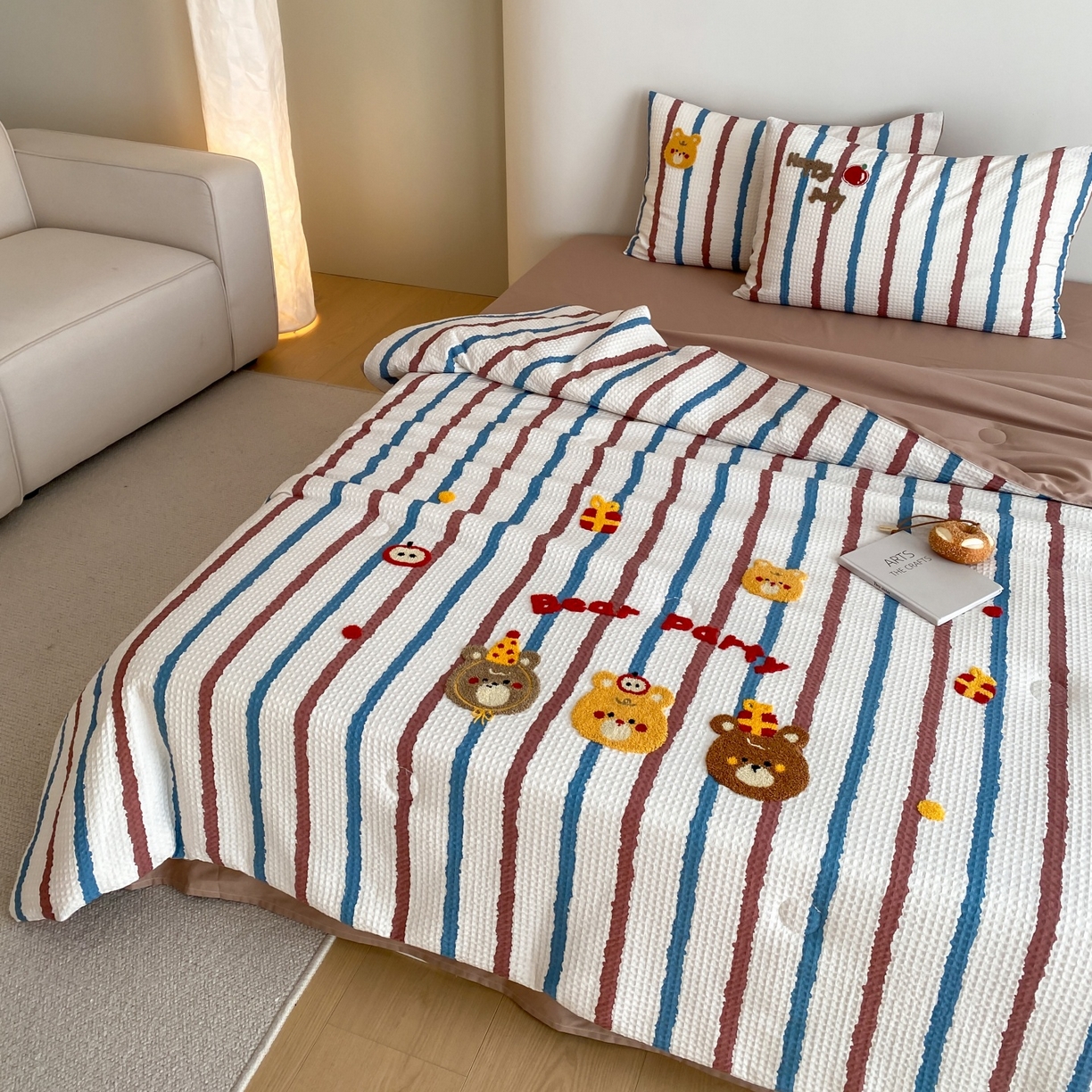 91家纺网 家纺一手货源 找家纺 鸣升家纺 2026新款a类全棉华夫格贴布绣全棉夏被四件套空调被芯夏凉被棉花被 小熊蓝红条